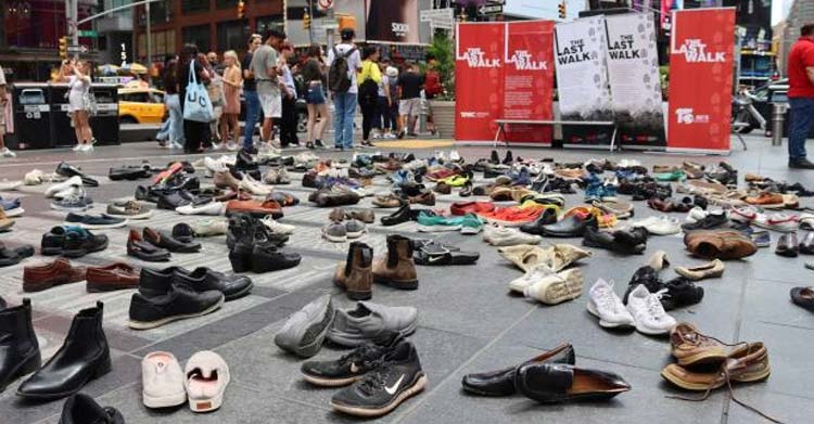 Times Meydanı'na 15 Temmuz şehitleri anısına 251 çift ayakkabı konuldu