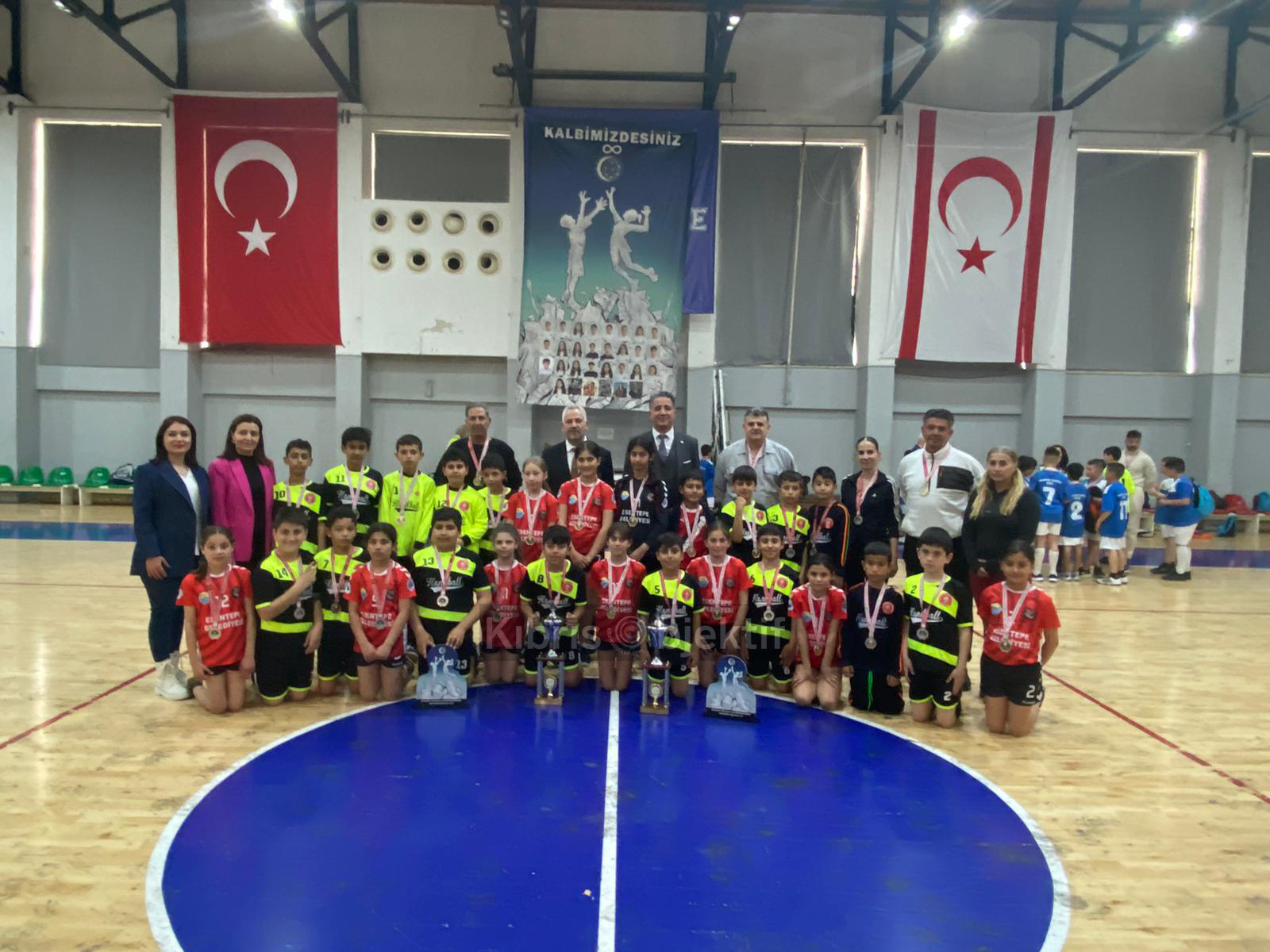 İlkokullar hentbol şampiyonu Atatürk İlkokulu ve Esentepe İlkokulu